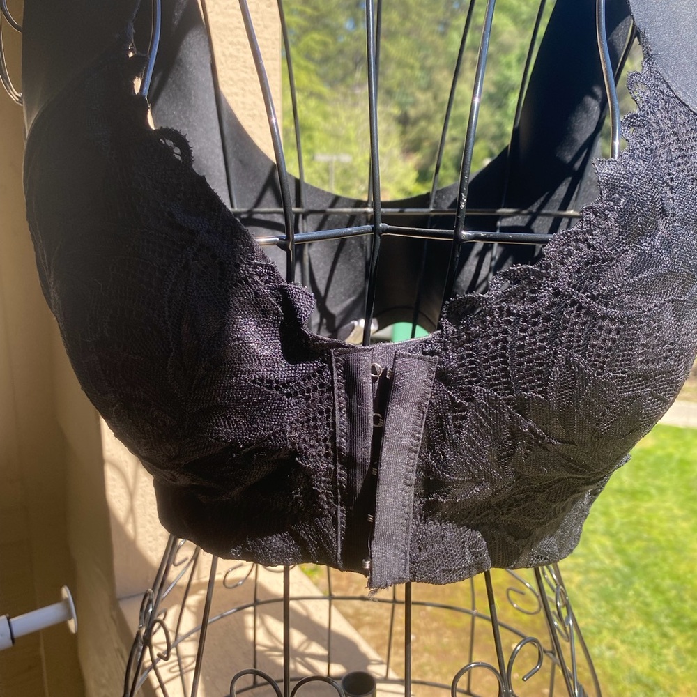 Front-Closure Lace Bralette in Black